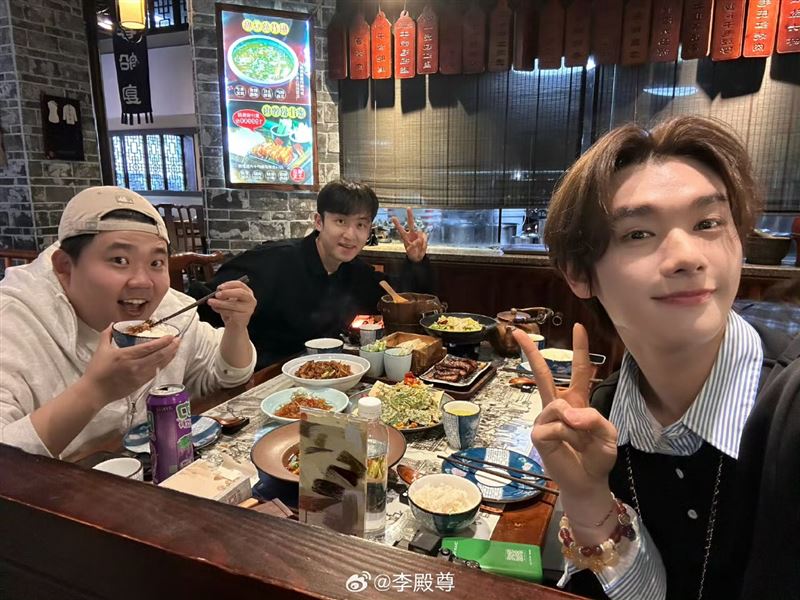李殿尊透露，「殺豬小隊」私下感情相當好，拍戲空檔會聚在一起玩遊戲，甚至會相約吃飯培養感情，展現與劇中截然不同的輕鬆氛圍。（圖／翻攝自李殿尊微博）