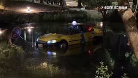 高美館濕地驚見「計程車泡水」　民眾嚇報警鬧烏龍