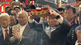 台中大甲媽115年遶境進香　4/17起駕台中市大甲鎮瀾宮115年度9天8夜媽祖遶境進香活動循例由董事長顏清標（前右）於3日元宵節擲筊擇日，確認4月17日晚間10時5分起駕。中央社記者趙麗妍攝　115年3月3日