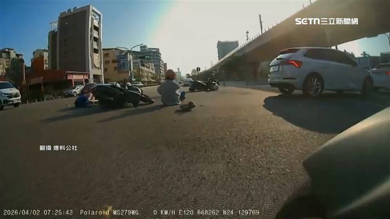 西區也有騎士為了禮讓救護車而被追撞