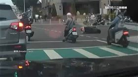 禮讓救護車！騎士急剎遭追撞躺坐墊慘摔