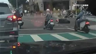 禮讓救護車！騎士急剎遭追撞　躺坐墊慘摔