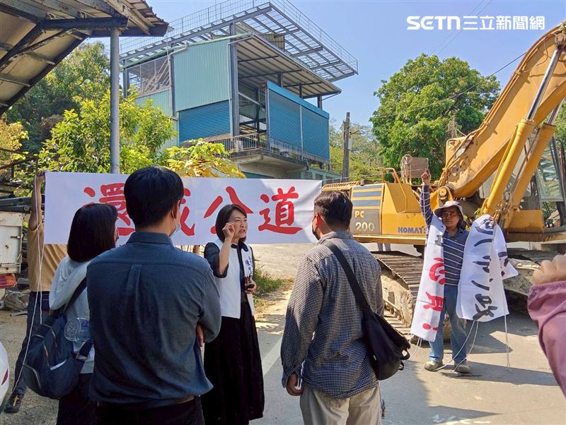 陳麗娜在鴿舍違建前關切拆除大隊的執法畫面被拍下。（圖／翻攝畫面）