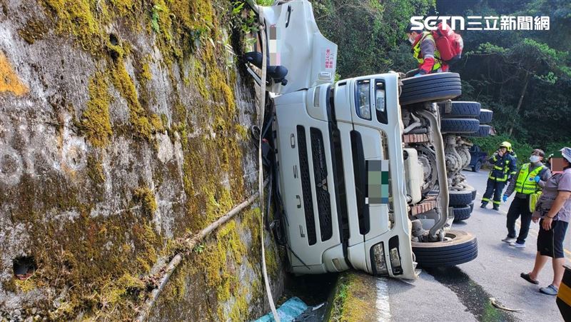 台8線翻車！水泥車過彎側翻…車頭剩1半