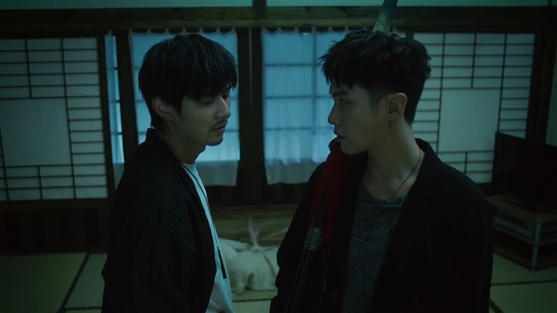 柯震東飾演三太子乩身韓杰，《泥娃娃》的特別篇預告裡，由通靈驅魔人阿生（張軒睿 飾）開場，帶出濃厚的民俗靈異氣息。（圖／Netflix提供）