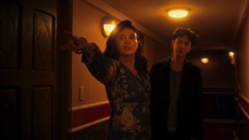 柯震東飾演的三太子乩身韓杰、《鬼才之道》中由張榕容飾演的凱薩琳，以及《泥娃娃》中張軒睿飾演的通靈驅魔人阿生合體拍預告片。（圖／Netflix提供）