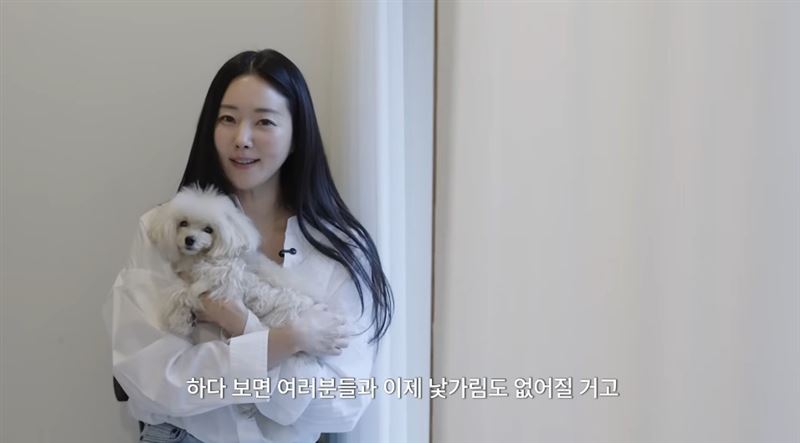 在影片中金莎朗分享與愛犬相伴、展示堆積如山的拍片設備，到頂樓種出西瓜與私人健身房等畫面。（圖／翻攝自youtube @김사랑sa rang）
