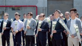 部長率員獻花。（圖／交通部提供） 