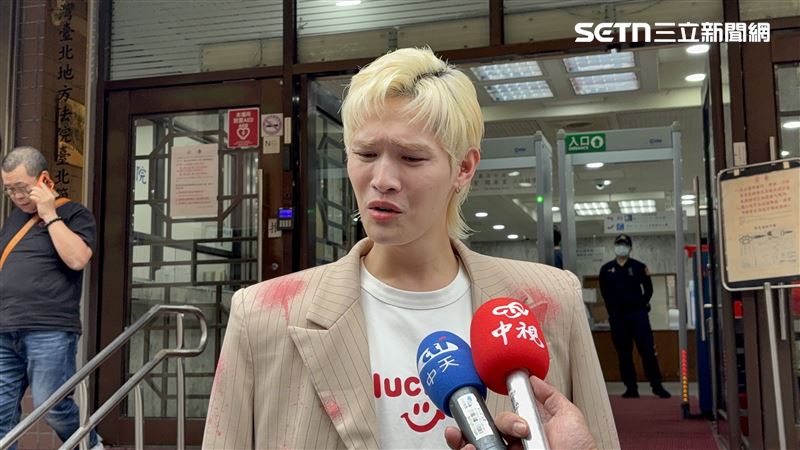 鍾明軒提到近2年來被貼上「收紅錢」的標籤還撕不下來，忍不住哽咽。（圖／記者楊佩琪攝）