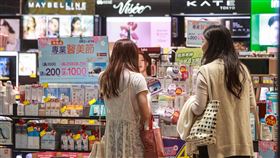 國發會公布2月景氣燈號連3紅（2）國發會30日公布115年2月景氣燈號，續亮代表景氣熱絡的紅燈，呈現連3紅，反映消費動能穩健，民眾在藥妝店選購商品。中央社記者鄭清元攝　115年3月30日