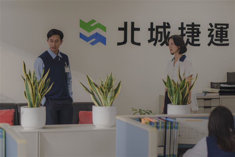 飾演捷運局主管的邱凱偉，在前往勘驗時遭武士刀神祕力量附身。（圖／客家電視台提供）