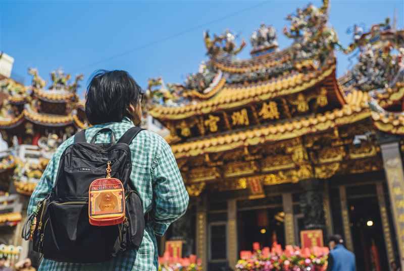 《人間走走》聯名娃包整體外觀,以神轎造型為設計核心,結合Q版琉璃小媽祖,呈現可隨身攜帶的信仰潮流配件