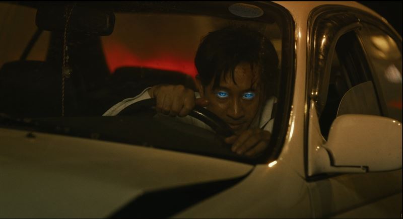 飾演捷運局主管的邱凱偉，在前往勘驗時遭武士刀神祕力量附身。（圖／客家電視台提供）