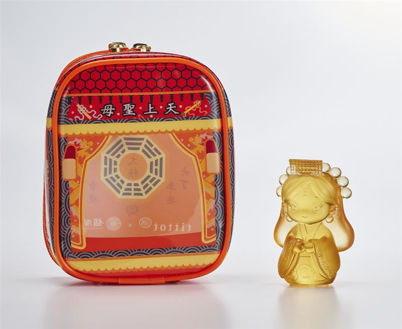 《人間走走》商品組合與包裝呈現,限量發售並附贈大甲鎮瀾宮過爐平安符,兼具收藏與祝福意涵