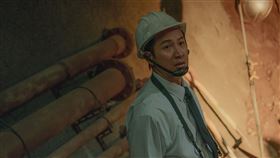 飾演捷運局主管的邱凱偉，在前往勘驗時遭武士刀神祕力量附身。（圖／客家電視台提供）