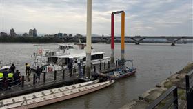 消防隊將浮屍打撈上岸。（圖／翻攝畫面）