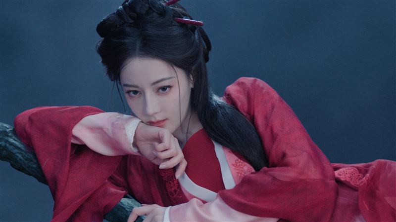 迪麗熱巴在《白日提燈》中飾演的鬼王賀思慕。（圖／Disney+提供）