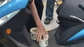 彰化縣議員賴清美在黃昏市場遇見阿公因不捨1元塑膠袋費，直接將麵線糊放踏板，驚險畫面引發討論。（賴清美提供）