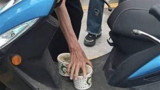 塑膠袋荒？阿公為省1元竟雙腳夾2碗麵線糊
