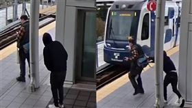 一名男子在列車進站時，試圖從背後將人推下月台。（圖／翻攝自X／@PoliceIncident）