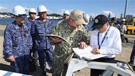 日本海上自衛隊金剛級護衛艦「鳥海號」（DDG-176），日前於暫時停泊的橫須賀港內，實施「戰斧」巡弋飛彈訓練彈的再裝填演練，為後續赴美改裝工程鋪路。（圖／翻攝日本海上自衛隊官方X帳號）