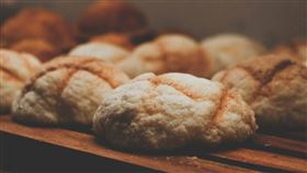 韓國連鎖便利商店一款熱銷的菠蘿麵包近日遭消費者反映散發惡臭。（示意圖／翻攝自Unsplash）