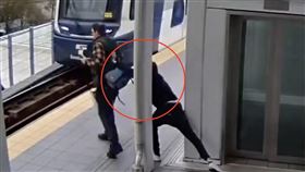 低頭族「遭背後猛推」險墜月台遭輾！怪男逃5日遭逮　交保金高達2250萬（圖／翻攝畫面）