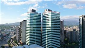 「低空經濟」邁入快速成長期，大聯大詮鼎攜手 ST 布局飛行汽車（eVTOL）市場，鎖定兆元規模商機。透過 Stellar 系列車規級 MCU 與 BMS 系統方案，解決高安全性與續航瓶頸，助客戶掌握從資安防護到分散式推進的全鏈路技術，點亮低空布局明燈。（圖／大聯大提供） 