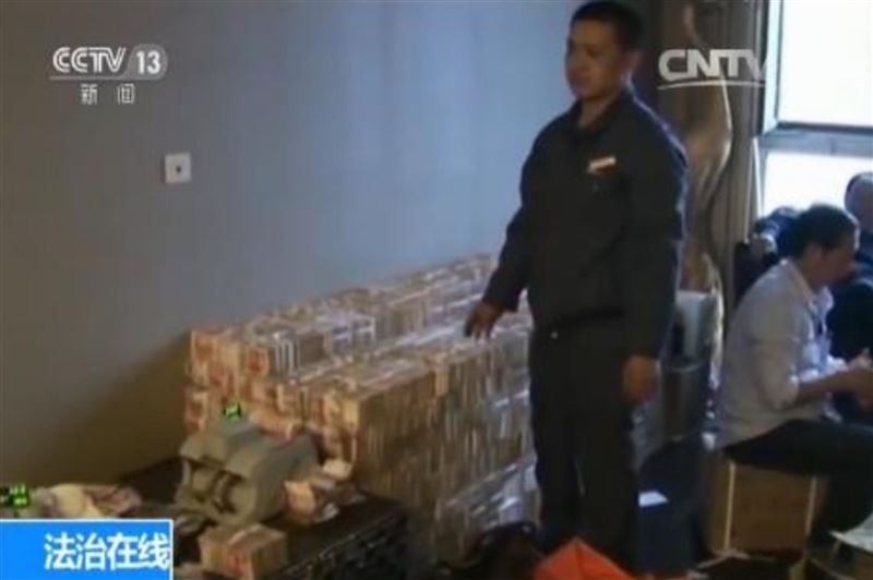 魏鵬遠被控受賄長達14年，他稱沒數過賄款，「別人送來就往那扔」。（圖/翻攝自CCTV）