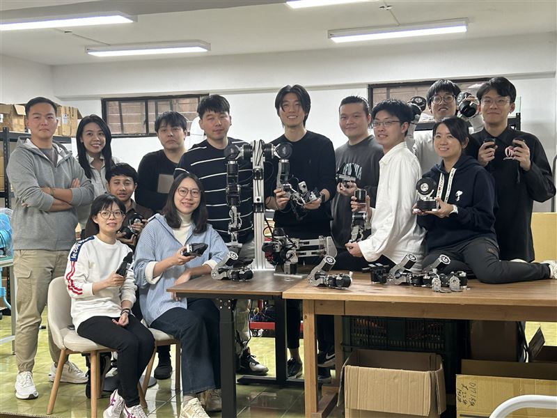 當前 AI 模型進化極快，硬體量產與迭代卻成瓶頸。專注「實體 AI」基礎設施的新創 Anvil Robotics，採取「矽谷設計、台灣製造」雙核心模式，完成650萬美元種子輪募資，目標如同 AWS 或台積電，打造智慧機器時代的核心基礎平台，加速軟硬體整合落地。（圖／Anvil Robotics提供）