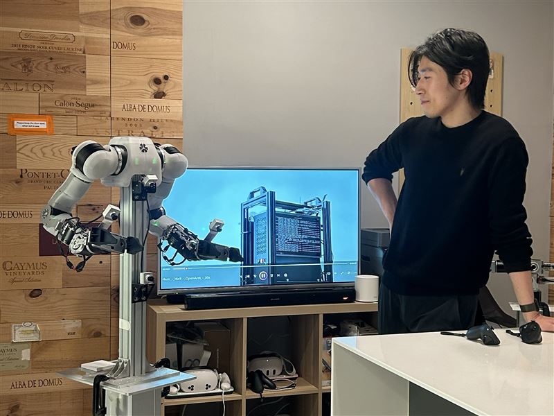 當前 AI 模型進化極快，硬體量產與迭代卻成瓶頸。專注「實體 AI」基礎設施的新創 Anvil Robotics，採取「矽谷設計、台灣製造」雙核心模式，完成650萬美元種子輪募資，目標如同 AWS 或台積電，打造智慧機器時代的核心基礎平台，加速軟硬體整合落地。（圖／Anvil Robotics提供）