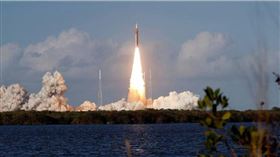 美國國家航空暨太空總署（NASA）「阿提米絲2號」（Artemis II）登月計畫的1枚火箭於美東時間4月1日發射升空。（圖／達志／美聯社）