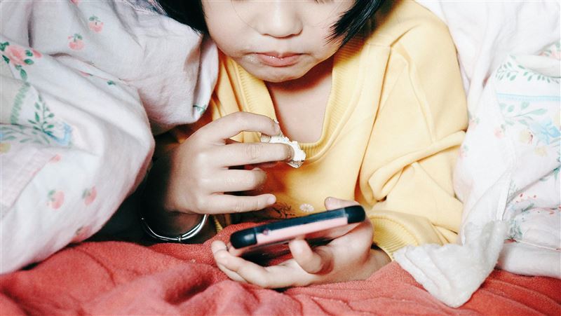 英國一名14歲少年使用Google AI語音助理Gemini Live時，因對鏡頭做出不雅舉動，觸發Google兒童保護機制。（示意圖／Unsplash）