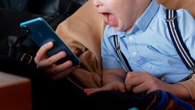 ▲小孩 滑手機。（示意圖／Pexels）