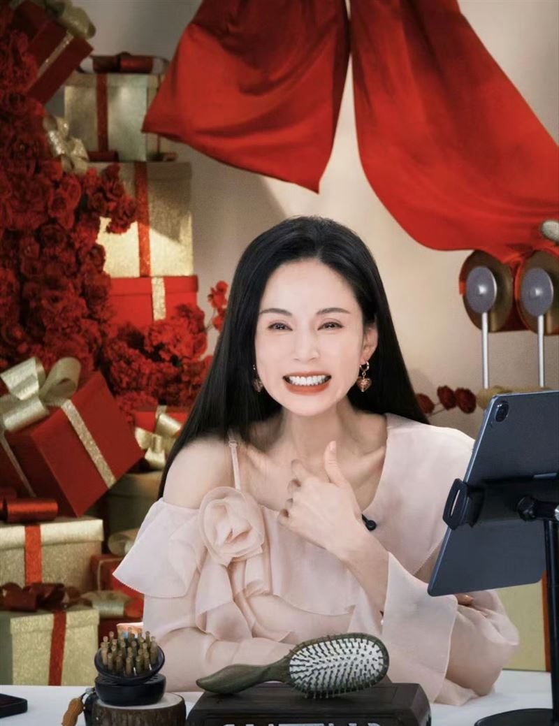 李若彤也直播帶貨此品牌。（圖／翻攝自微博）