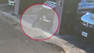 畫面曝！殯葬男鑽救護車底「AirTag」