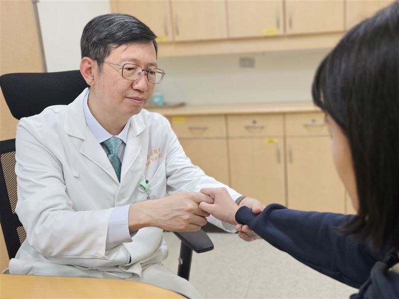 篤學醫師指出,瀨川氏症於手部常見之特徵包括僵硬與活動不靈活,臨床需針對手部功能檢查。(圖/北醫大附醫提供)