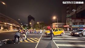 北市鄭姓司機駕駛計程車與虎男機車發生碰撞。（圖／翻攝畫面）