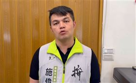 施偉政澄清，他在時任立委何志偉團隊服務時，徐春鶯曾因女兒學籍問題提出請托，互動間問及自己是否有中國親友，他也說明家人隨蔣中正來台，徐的言論應屬記憶錯置。（圖／翻攝自施偉政threads）