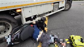 疑似線死角釀禍！大貨車碰撞機車「捲入車底」　59歲婦人腿骨折送醫（圖／翻攝畫面）