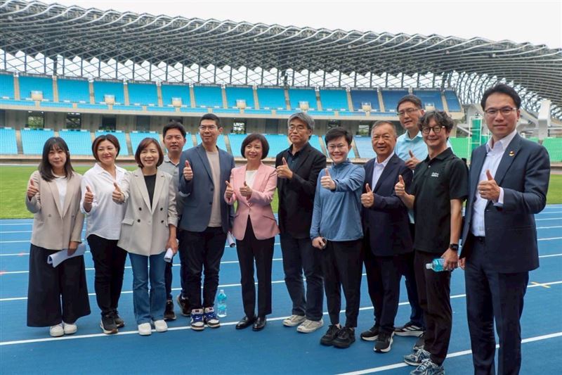 何欣純偕台中市議會民進黨黨團前往高雄世運主場館參訪，實地了解高雄市政府推動演唱會經濟、交通疏運、場館管理及周邊商圈串聯等作法。（圖／何欣純辦公室提供）