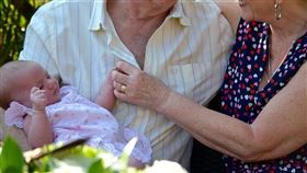 祖孫三代，三代同堂，阿公阿嬤，抱孫，金孫，祖孫（示意圖／翻攝自Pixabay）