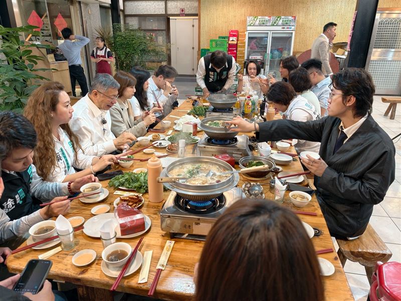 邱臣遠發出宵夜照，還強調「今天沒有人吃素」。（圖／翻攝自Threads @chiu_chenyuan）