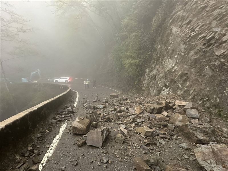 大片土石砸落阻礙道路通行，導致雙向交通中斷。（圖／翻攝畫面）