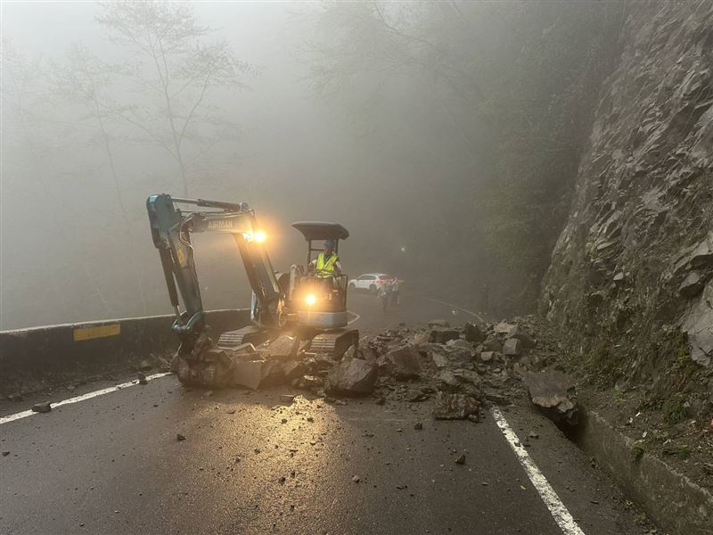 大雪山林道29.4公里處有大片土石砸落。（圖／翻攝畫面）