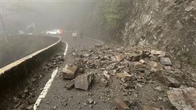 暴雨狂炸！大雪山林道「巨石崩塌」雙向阻斷　警急交管限車流（圖／翻攝畫面）
