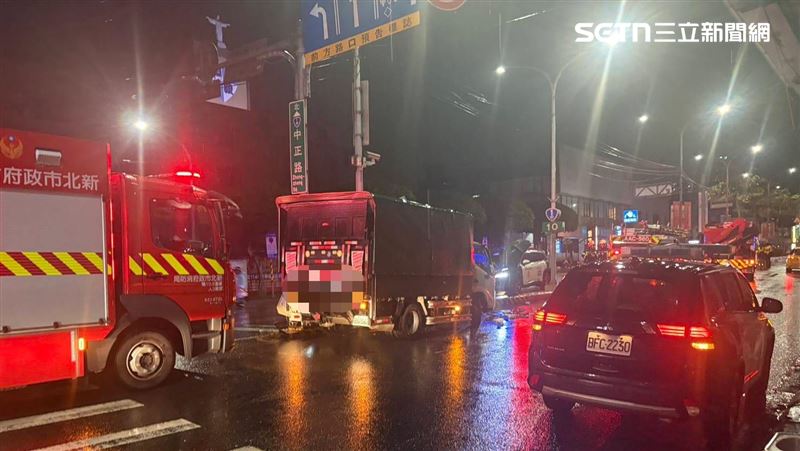 新北林男駕駛貨車行經中正路及大觀路口時自撞分隔島。（圖／翻攝畫面）