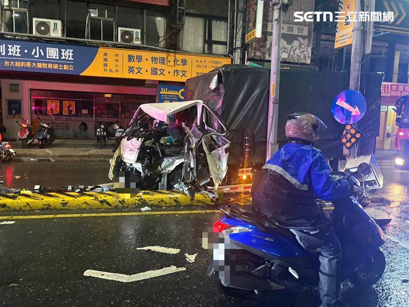 新北林男駕駛貨車行經中正路及大觀路口時自撞分隔島。（圖／翻攝畫面）