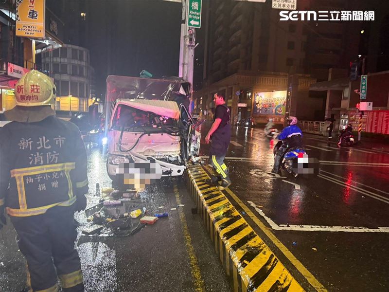 新北林男駕駛貨車行經中正路及大觀路口時自撞分隔島。（圖／翻攝畫面）