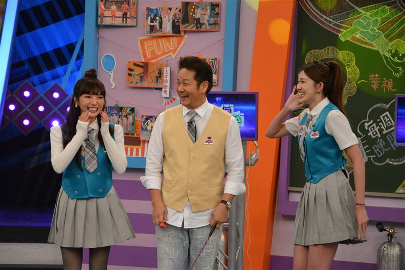 徐乃麟（中）頑皮在旁瘋狂干擾，讓紀欣伶（右）最後崩潰求饒。（圖／華視提供）